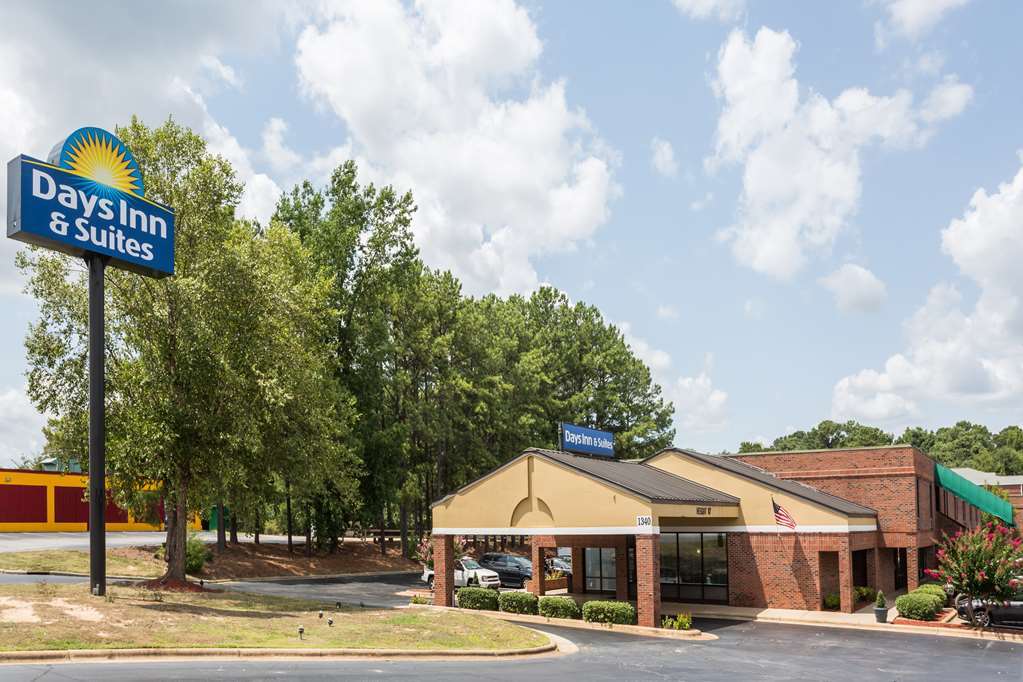 Days Inn & Suites By Wyndham Rocky Mount Golden East Esterno foto